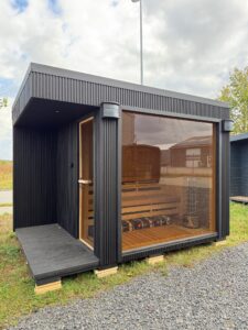 WoodPro Isoleret Sauna SOLO+ udendørs sauna til 8 personer i gran Titel: WoodPro SOLO+ isoleret sauna frontvisning Beskrivelse: Frontvisning af WoodPro Isoleret Sauna SOLO+ med tonet glasdør og panoramavindue. Fuldt isoleret udendørs sauna til 8 personer med Harvia Cilindro 9 kW elovn.
