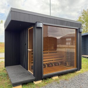 WoodPro Isoleret Sauna SOLO+ udendørs sauna til 8 personer i gran Titel: WoodPro SOLO+ isoleret sauna frontvisning Beskrivelse: Frontvisning af WoodPro Isoleret Sauna SOLO+ med tonet glasdør og panoramavindue. Fuldt isoleret udendørs sauna til 8 personer med Harvia Cilindro 9 kW elovn.